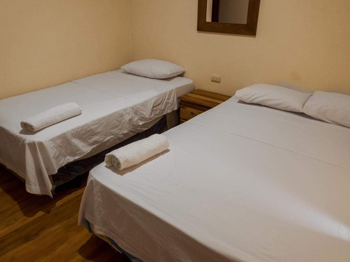 Hostal Tortuga Dorada Puerto López Exteriör bild