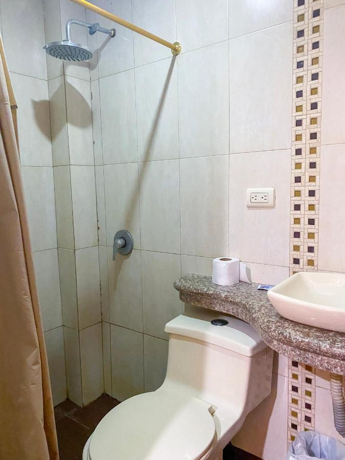 Hostal Tortuga Dorada Puerto López Exteriör bild